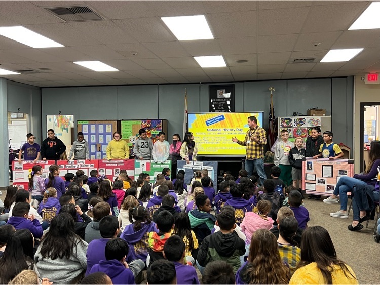 image of 5th graders presenting National History Day